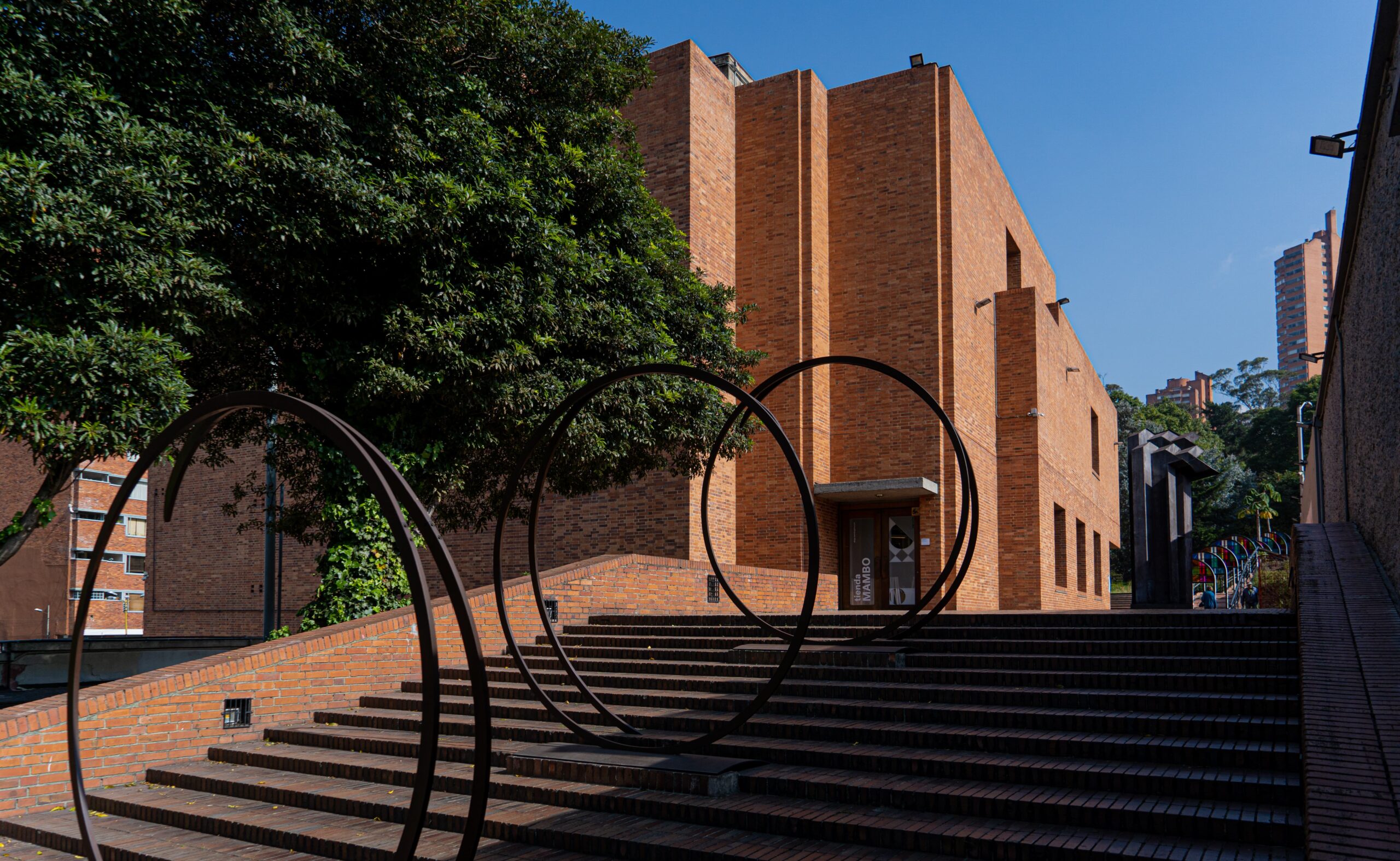 mambo-museo-de-arte-moderno-de-bogota-museo-exterior