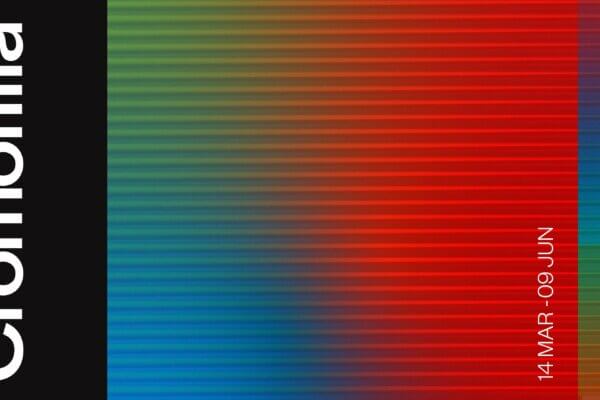 Imagen promocional de la exposición Cromofilia (Chromophilia) de Carlos Cruz-Diez en el Museo de Arte Moderno de Bogotá. La exposición se lleva a cabo del 14 de marzo al 9 de junio de 2024 y presenta una obra con gradientes de colores desde el verde y azul hasta el rojo.