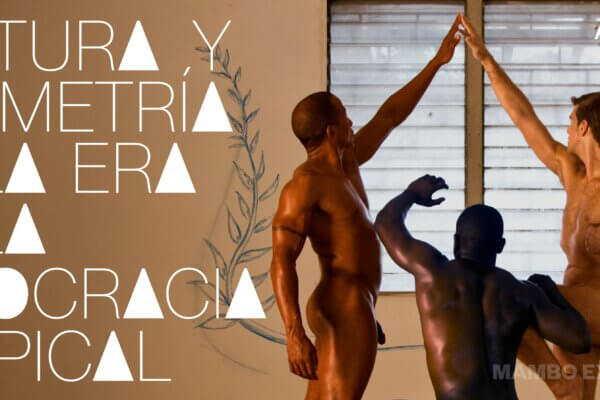 Tres hombres desnudos adoptando posturas geométricas frente a una ventana durante la exposición "Postura y Geometría en la Era de la Autocracia Tropical" de Alexander Apóstol en el Museo de Arte Moderno de Bogotá. La exposición se lleva a cabo del 14 de marzo al 9 de junio de 2024.